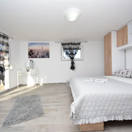 Tina & Tino By Interhome Brisevo