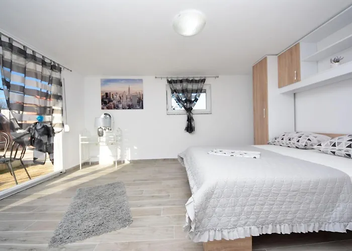 Tina & Tino By Interhome Brisevo