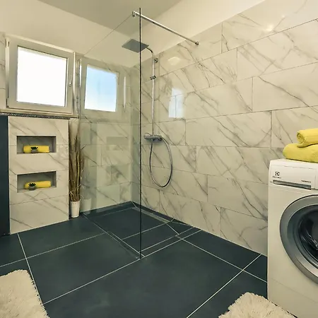 Tina & Tino By Interhome Brisevo